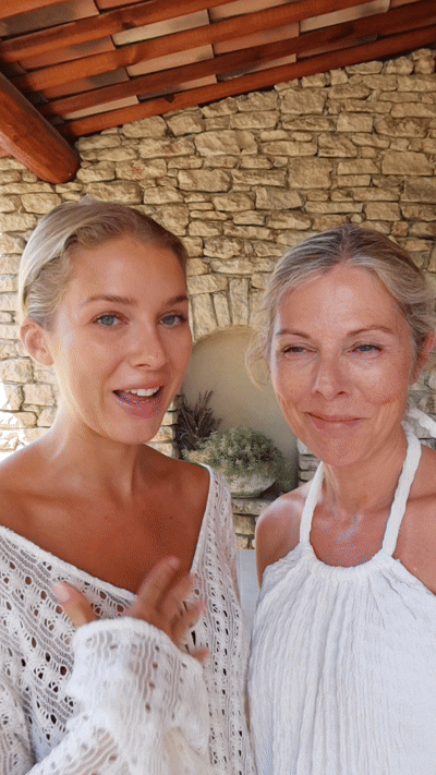 GIF-animasjon av video med mor og datter som bruker solkrem (SPF)