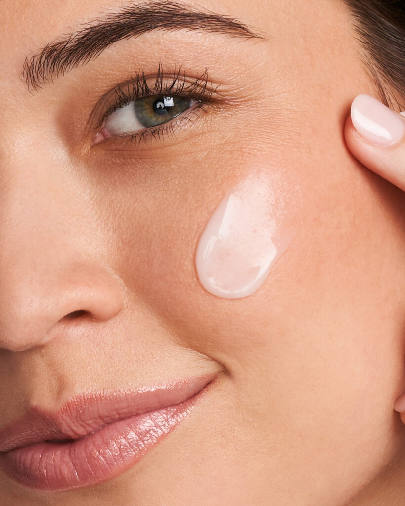 Bilde av en jente som påfører NEOSTRATA Clarifying Mandelic Hydragel på kinnet sitt.